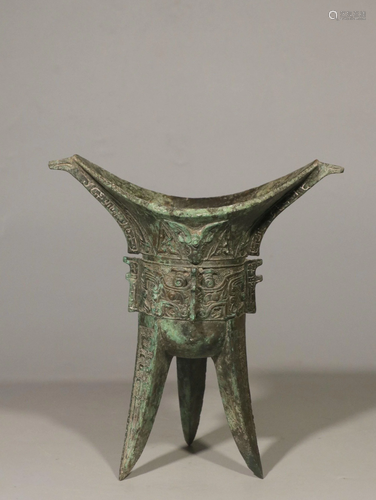 AN ARCHAIC BRONZE WINE VESSEL 旧藏.精