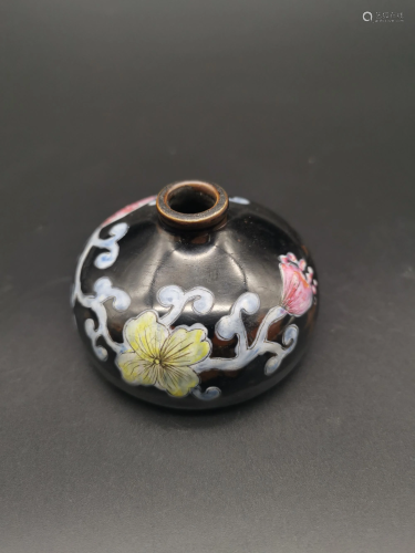 A BLACK-GROUND FAMILLE-ROSE JAR.QING PERIOD 清