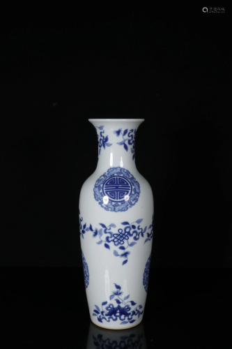A BLUE AND WHITE VASE.MARK OF KANGXI 清大