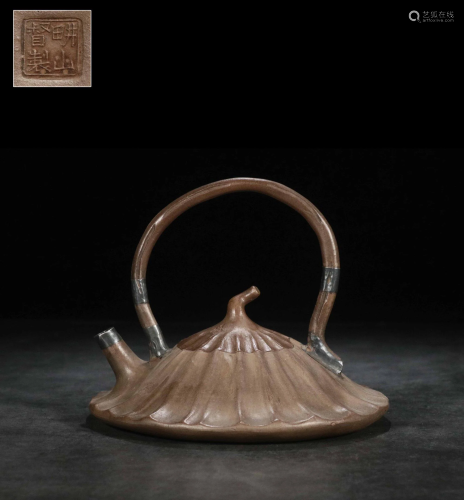 A YIXING TEAPOT AND COVER. 旧藏.“