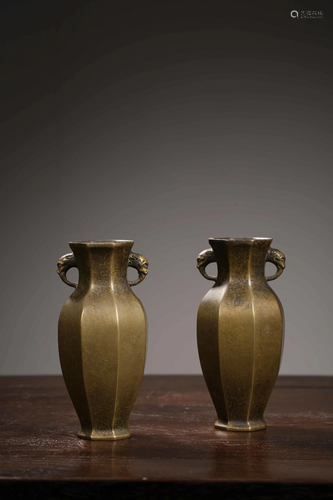 A PAIR OF BRONZE VASES.QING PERIOD 清“