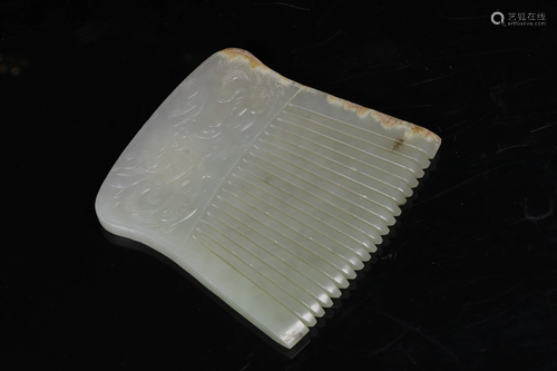 A WHITE JADE COMB 明老和田