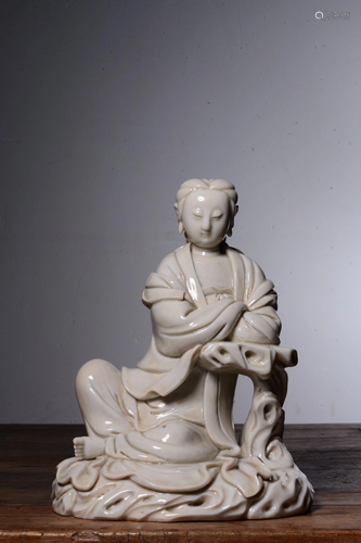 A CARVED DEHAU-GLAZED GUANYIN.QING PERIOD 清