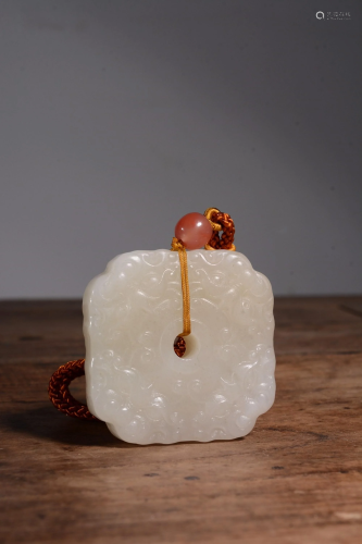 A CARVED WHITE JADE PENDANT 和田玉