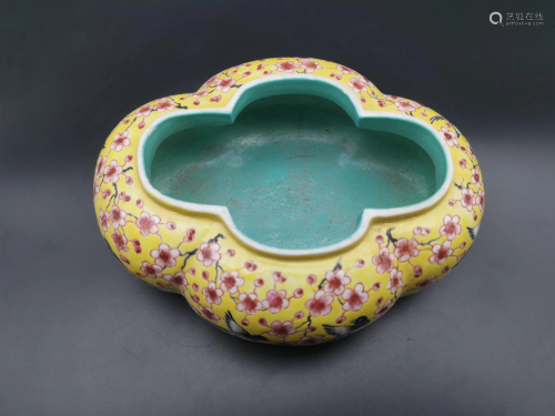 A YELLOW-GLAZED WASHER.QING PERIOD 清黄