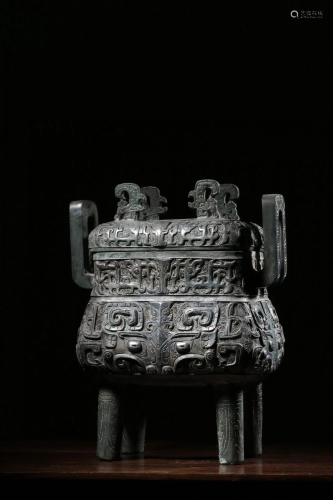 AN ARCHAIC BRONZE FOOD VESSEL AND COVER 青
