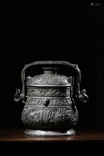 AN ARCHAIC BRONZE WINE VESSEL AND COVER 青