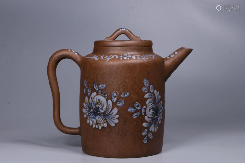 A PAINTED YIXING TEAPOT AND COVER 清代