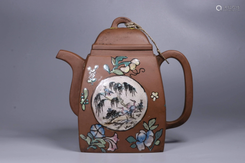 A PAINTED YIXING TEAPOT AND COVER.QING PERIOD 清