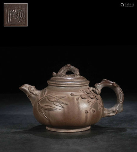 A YIXING TEAPOT AND COVER. “燕庭