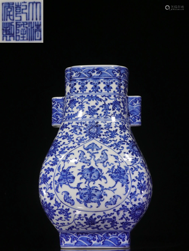 A BLUE AND WHITE VASE.MARK OF QIANLONG 民国