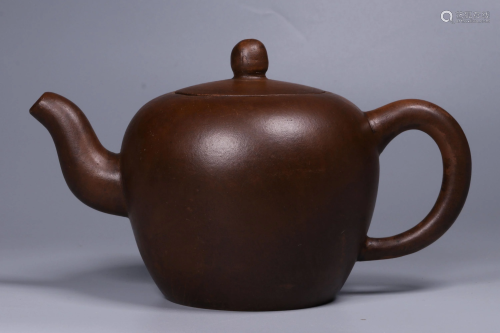 A YIXING TEAPOT AND COVER.QING PERIOD 清代