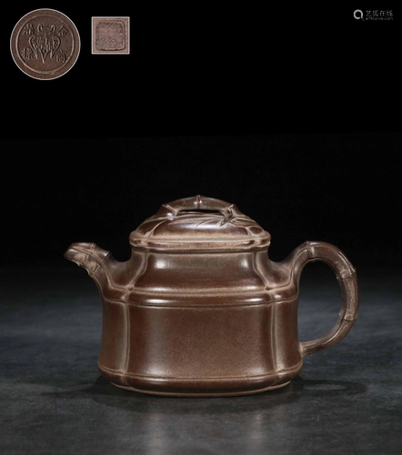 A YIXING TEAPOT AND COVER. 海外收