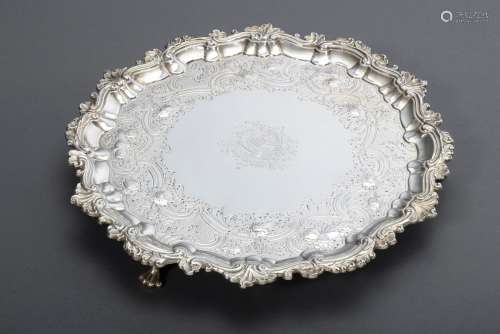 Runder englischer Salver mit floralem Gravurdekor, mittigem Wappen und ornament