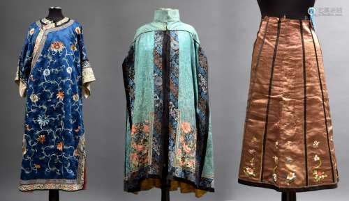3 Diverse Seiden Textilien: Rock, Mantel und Umhang aus traditionellen Stoffen,