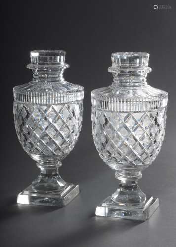 Paar klassische Kristall Deckel-Bonbonnieren mit Steinelschliff und eckigem Fuß