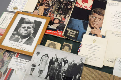 Konvolut Original John F. Kennedy Memorabilien, wie Autograph, Fotos, Einladung