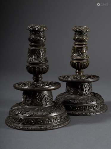 Paar reich reliefierte Renaissance Glockenleuchter mit Blatt-, Figuren- und Mas