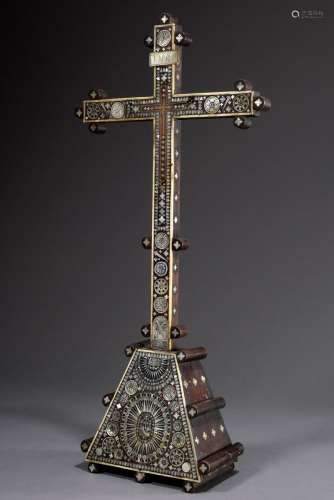 Großes Standkruzifix in Ebenholz mit Holz-, Bein- und Perlmuttintarsien, Jerusa