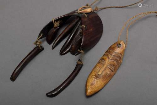 2 Amulettanhänger, DR Kongo, vor 1960, gefärbtes Elfenbein mit Kaurimuschel und