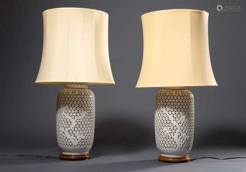 Paar chinesische Porzellan Lampen mit durchbrochenen Vasenfüßen 
