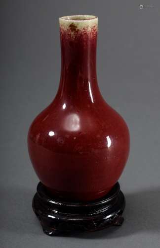 Kleine Vase mit Sang-de-boeuf Glasur, am Boden Exportsiegel, mit Holz Sockel, H