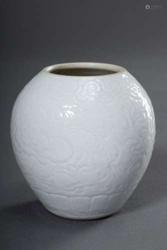 Kleine bauchige Blanc de Chine Vase mit floralem Anhua Ritzdekor 