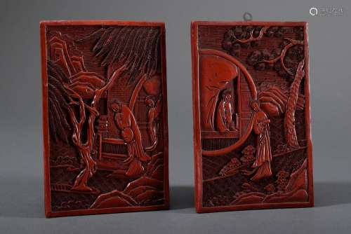 Paar rote Schnitzlack Tafeln „Damen im Garten“, China, Qing Dynastie, verso Kle