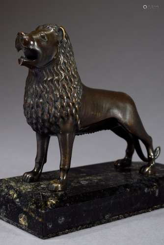 Skulptur „Braunschweiger Löwe“, Bronze dunkel patiniert, auf schwarzem Marmorso