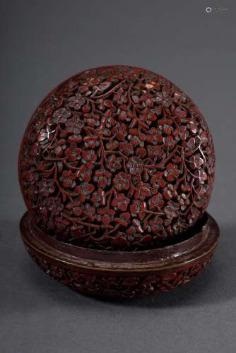 Runde rote Schnitzlackdose „Millefleurs“, China, H. 3cm, Ø 7cm, etw. defekt