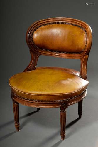 Kleiner Kaminsessel in Louis XVI Façon mit braungrünem Lederpolster, um 1900, H