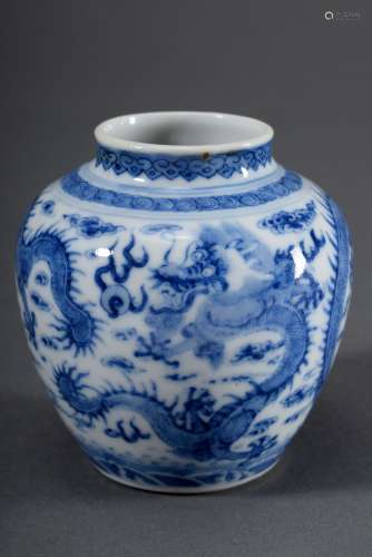 Kleine chinesische Porzellan Kugelvase mit Blaumalereidekor „Wolkendrachen mit