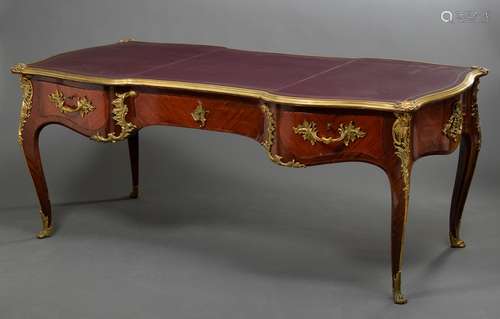 Großes Bureau Plat im Louis XV Stil mit opulenten Rocaille Bronzen und rotbraun