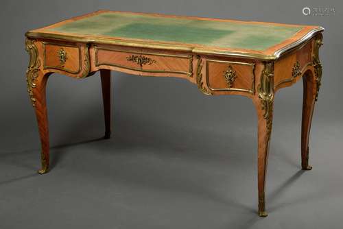 Kleines Bureau Plat im Louis XV Stil mit feinen Bronzen und grüner Lederplatte