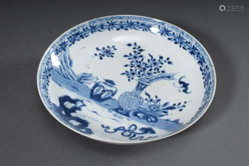 Chinesischer Porzellan Teller mit Blaumalereidekor „Gelehrtenobjekte in Gartenl