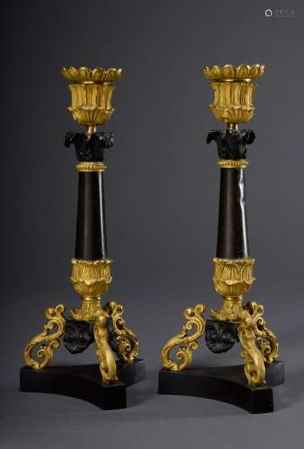 Paar französische Bronze Leuchter mit Arabeskenfüßen und Säulenschaft, brüniert