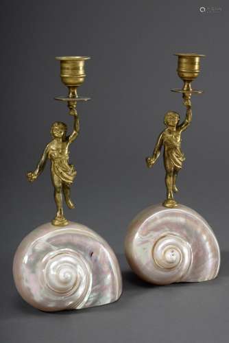 Paar Kuriosa-Leuchter mit Perlmuttschnecke und figürlichen Bronze-Aufsätzen, En
