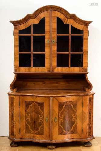 Barockes Aufsatzmöbel mit 2türigem, geschwungenem Unterbau und Vitrinenaufsatz
