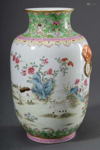 Chinesische Porzellan Vase mit stilisierten Löwenmaskarons und umlaufender Fami