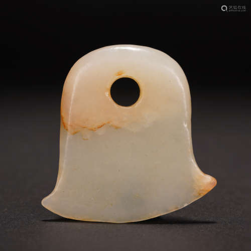 A DELICATE CHINESE CARVED JADE PENDANT