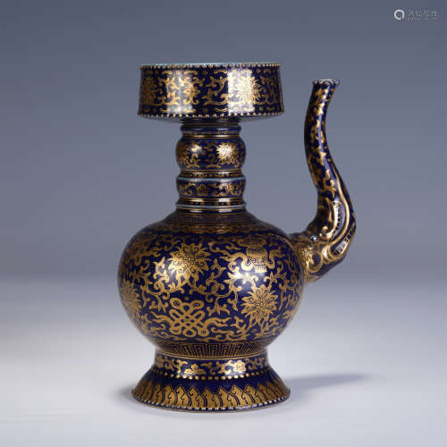 A CHINESE BLUE GROUND GILT-DECORATED FLOWERS PORCELAIN KETTLE
