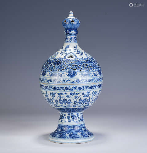 A CHINESE BLUE AND WHITE PORCELAIN STEM-JAR WITH COVER