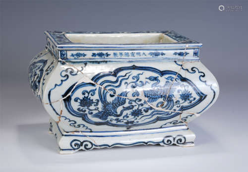 A CHINESE BLUE AND WHITE PORCELAIN SQUARE INCENSE BURNER