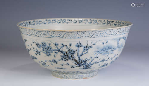 A LARGE A CHINESE BLUE AND WHITE  FLOWERS PATTERN  BOWL