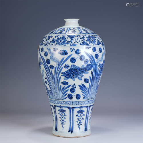 A CHINESE BLUE AND WHITE FLOWERS PATTERN PORCLEAIN VASE