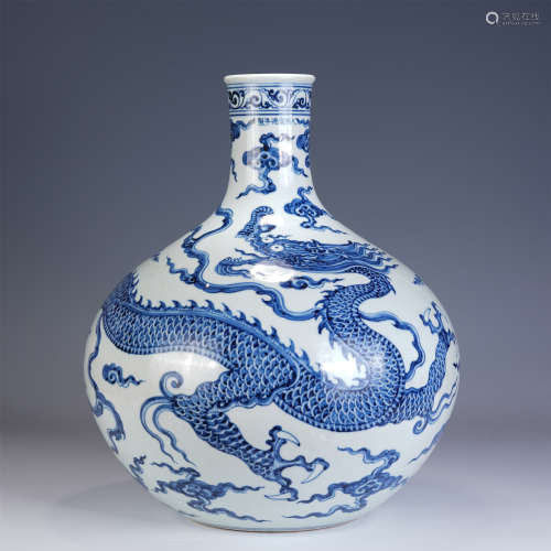 A LARGE CHINESE BLUE AND WHITE  DRAOGN PATTERN VASE
