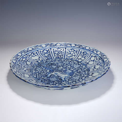 A CHINESE BLUE AND WHITE  FOO-DOG PATTERN PLATE