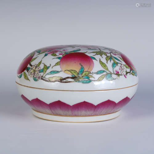 A CHINESE FAMILLE-ROSE  PORCELAIN HOLDING BOX WITH COVER