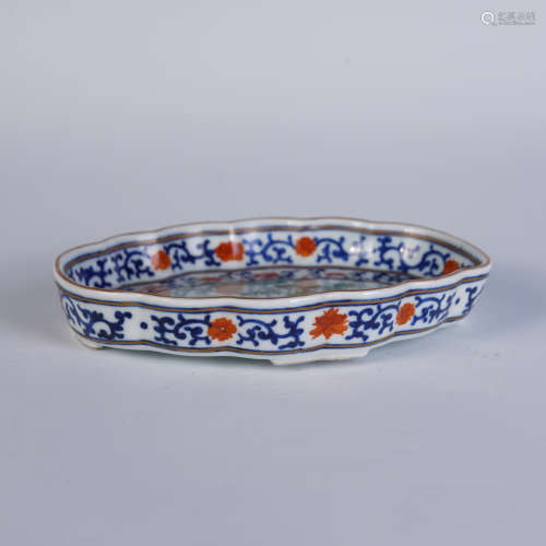 A CHINESE FAMILLE-ROSE FLOWERS PATTERN  PORCELAIN PLATE
