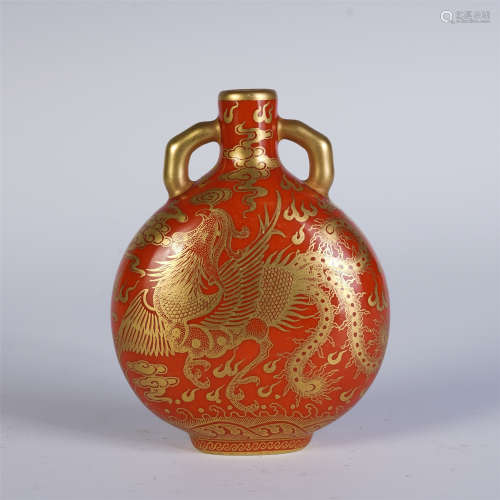 A CHINESE GILT-DECORATED DRAGON PATTERN MOON FLASK VASE